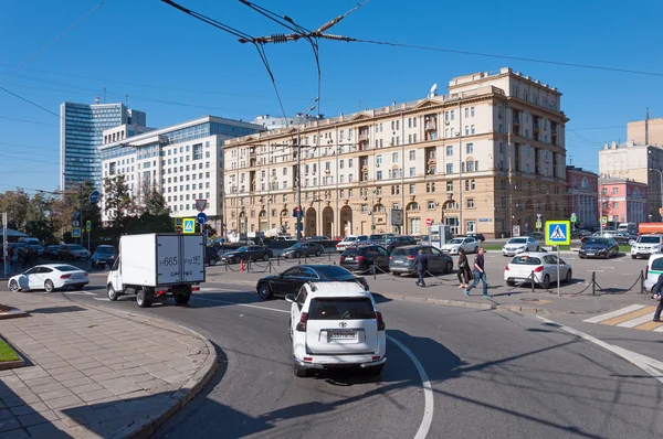Moskwa, Rosja - września 22.2015. Ruch samochodów na Garden Ring w Smoleńsku Boulevard — Zdjęcie stockowe