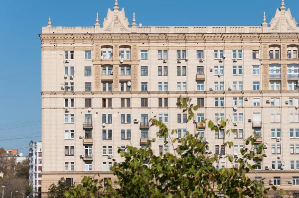 Moscou, Rússia - 09.21.2015. A casa da arquitetura estalinista em Krasnopresnenskaya Embankment — Fotografia de Stock