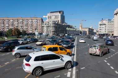 Moskova, Rusya - Eylül 22.2015. Bahçe yüzük Smolensk Bulvarı'ndaki araçlarda hareketi