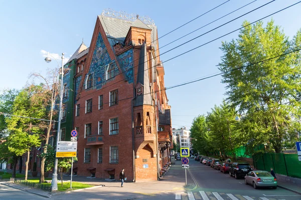 Moscou, Rússia - 18 de maio de 2016. Apartamento casa Pertsovoy, construído no início do século XX — Fotografia de Stock