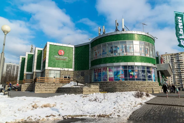 Moskou, Rusland - 20 februari. 2016. het Yakitoria restaurant is in het winkelen van complexe groen — Stockfoto
