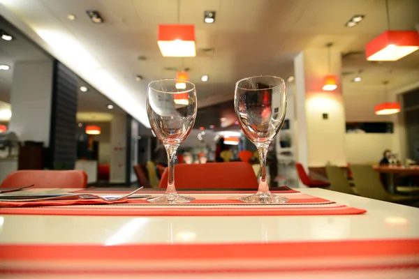 Два порожніх чистих окуляри на столі в ресторані — стокове фото