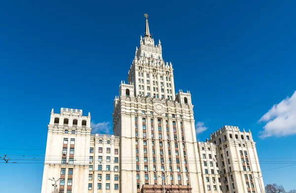 Arranha-céus de Stalin na praça do Portão Vermelho em Moscou, Rússia — Fotografia de Stock