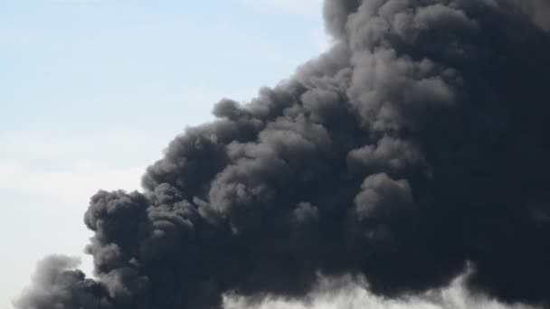 Mucho humo negro del fuego — Vídeos de Stock