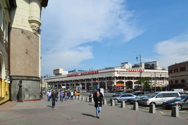 Moscou, Rússia - 06 de junho de 2016. Praça Komsomolskaya e vistas da loja Moskovsky — Fotografia de Stock