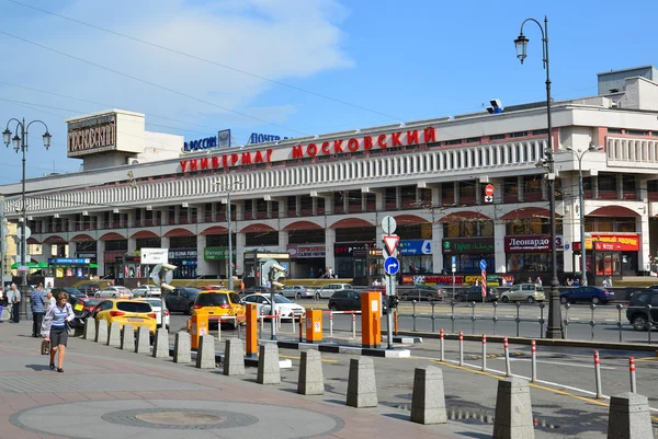 Москва, Россия - июнь 2016 года. Комсомольская площадь и вид на Московский магазин — стоковое фото