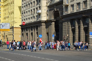 Moskova, Rusya - Haziran 03.2016. Yol sokak Krasnoprudnaya geçtikten insanlar