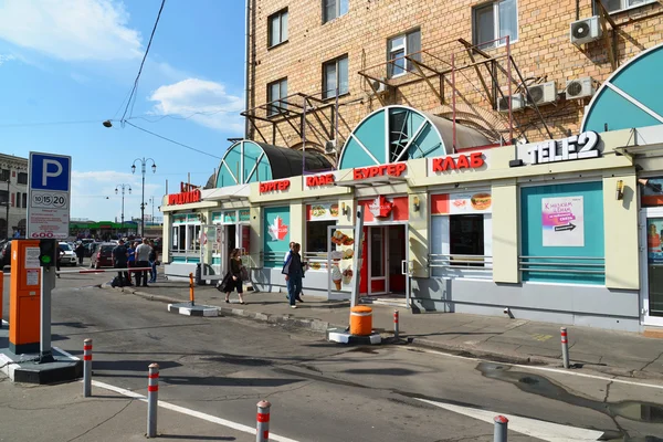 MOSCÚ, RUSIA -03.06.2016. Tiendas cerca de Estación de Yaroslavl — Foto de Stock