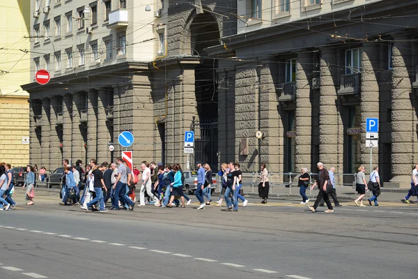 Moskwa, Rosja - czerwca 03.2016. Ludzie przez jezdnię na ulicy Krasnoprudnaya — Zdjęcie stockowe