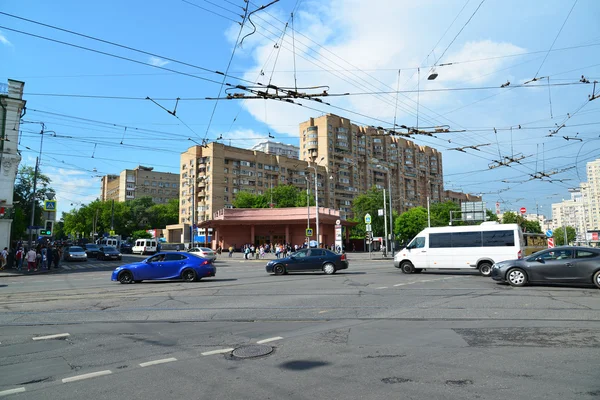 Moskwa, Rosja - czerwca 03.2016. Transport na skrzyżowaniu przed metra Krasnosielskaja — Zdjęcie stockowe