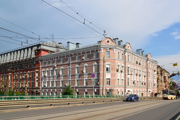 Moscou, Russie - 03 juin 2016. Vue générale du pont Krasnoselski et d'un ancien immeuble d'habitation sur la rue Krasnoselskaya inférieure — Photo