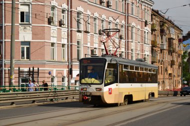Moskova, Rusya - Haziran 03.2016. Alt Krasnoselskaya Street Basmanny viyadük üzerinde tramvay