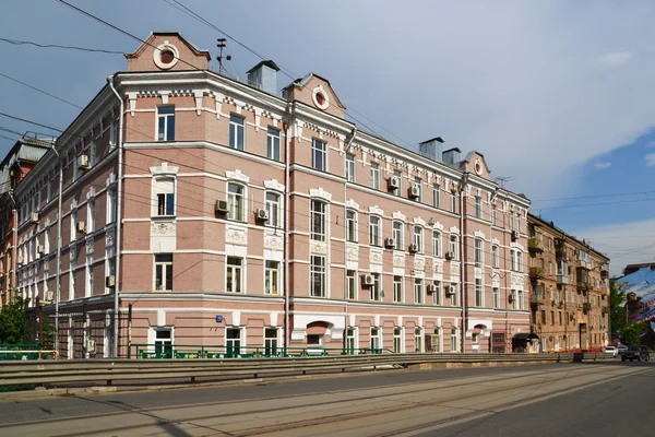 Moscú, Rusia - Junio 03.2016. Vista general del paso elevado de Krasnoselski y un antiguo edificio de apartamentos en la calle Lower Krasnoselskaya — Foto de Stock