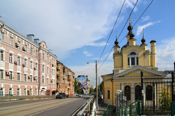 Moscou, Russie - 03 juin 2016. Vue générale du pont Krasnoselski et de l'église de la Sainte Vierge — Photo