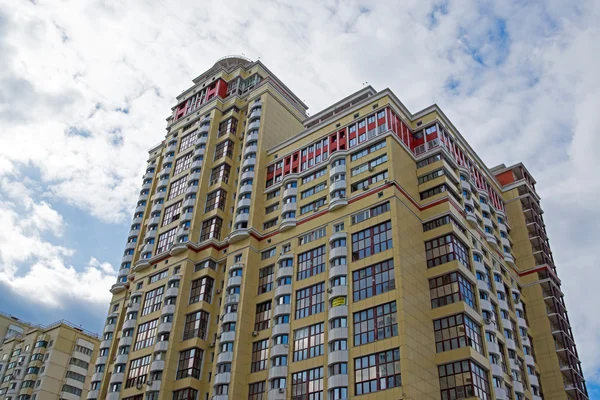 Krasnogorsk, Rosja-22 kwietnia 2015. Nowoczesne wieżowce nowe budynki mieszkalne — Zdjęcie stockowe