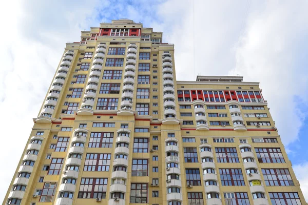 Krasnogorsk, Rusland-22 april 2015. Moderne hoogbouw nieuwe flatgebouwen — Stockfoto