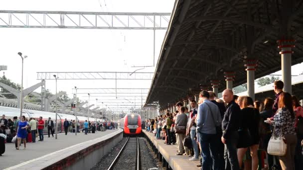 Moskwa, Rosja - może 31.2016. Szybki pociąg, którym Lastochka przybywa na dworzec leningradzki — Wideo stockowe