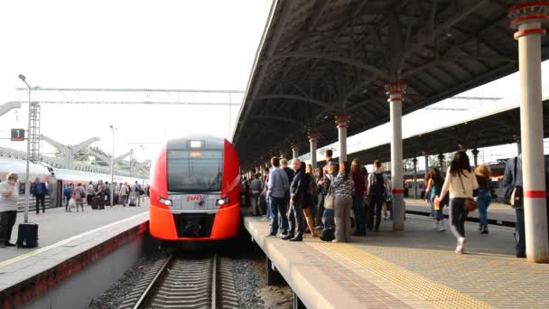 モスクワ, ロシア連邦 - は、31.2016 可能性があります。レニングラード駅に到着する Lastochka の高速列車 — ストック動画