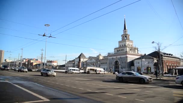 Moscou, Rússia - 14.03.2016. Tráfego na Praça Komsomolskaya — Vídeo de Stock