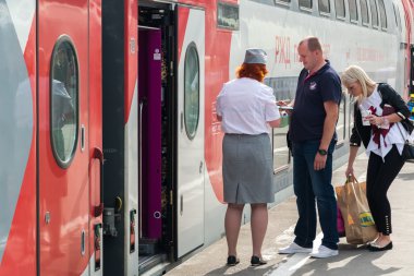 Moskova, Rusya - 14.09.2016. kondüktör trene binerken biletleri ve belgeleri kontrol eder