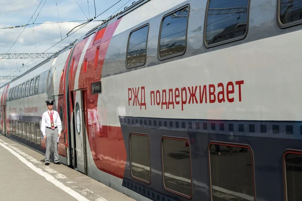 Moscou, Rússia - 14 de junho de 2016. trem de dois andares número 45 rota de Moscou a Voronezh na estação de Kazan — Fotografia de Stock