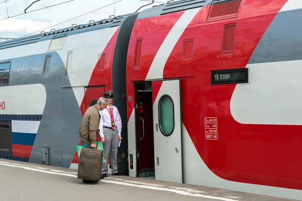 Moscou, Rússia - 14 de junho de 2016. Passageiros entram no trem número 45 de dois andares de Moscou para Voronezh na estação de Kazan — Fotografia de Stock