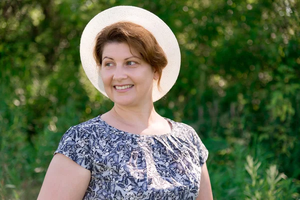 Frau mit Sommerhut auf der Natur — Stockfoto