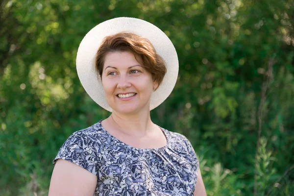 Woman in summer hat on nature — Stock Photo, Image