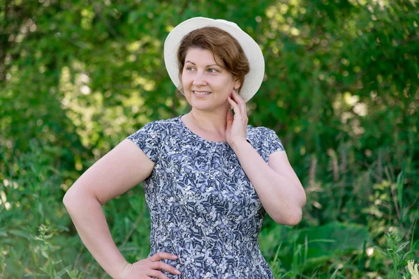 Woman in summer hat on nature — Stock Photo, Image