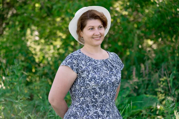 Woman in summer hat on nature — Stock Photo, Image