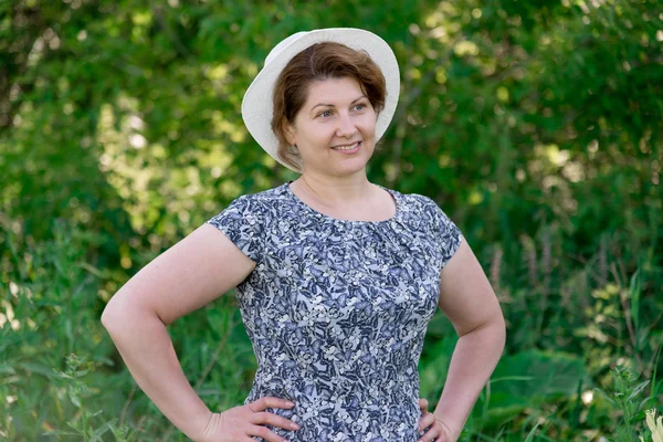 Donna in cappello estivo sulla natura — Foto Stock