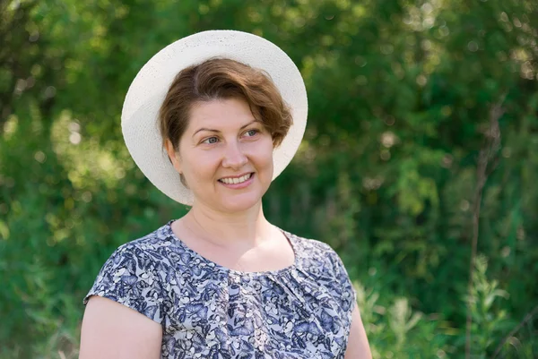 Femme en chapeau d'été sur la nature — Photo