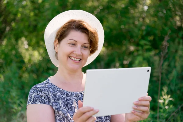 외부 pc 태블릿 모자에 있는 여자 — 스톡 사진
