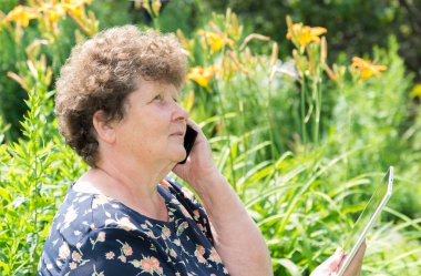 cep telefonu ve dışında tablet kıvırcık saçlı kadın