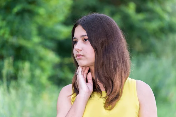 自然に黒い髪を持つ少女の肖像画 — ストック写真