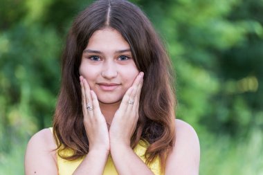 Güzel kız 14 yaşında yaz niteliğine poz