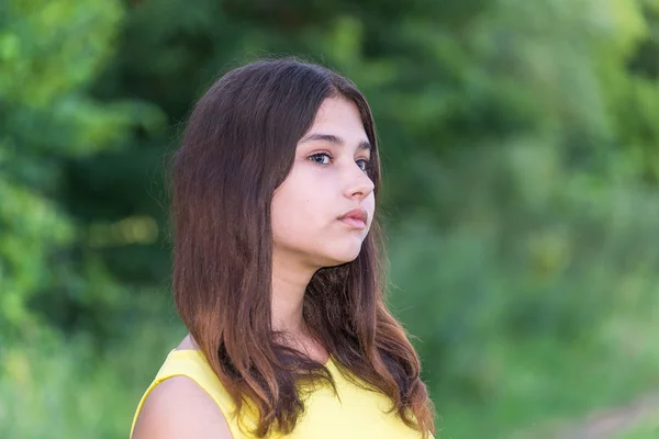 Όμορφο κορίτσι 14 ετών που παρουσιάζουν την φύση του καλοκαιριού — Φωτογραφία Αρχείου