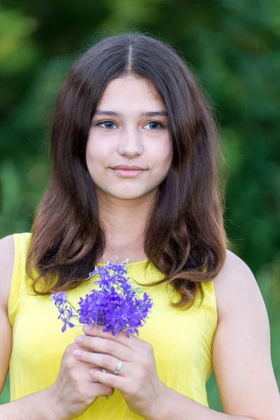 Fille 14 ans avec bouquet de fleurs sauvages — Photo