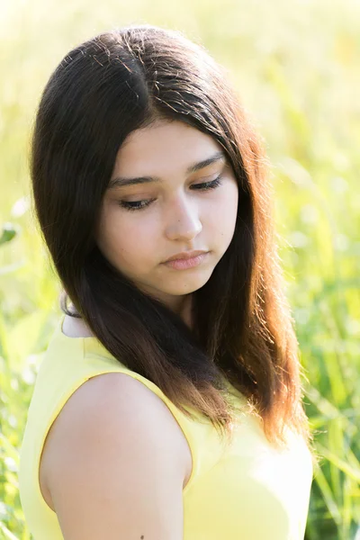 Fille 14 ans dans le champ d'été — Photo