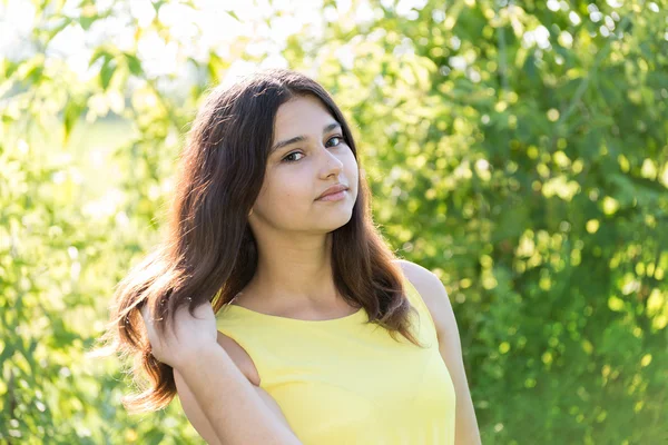 Портрет 14-річної дівчини на відкритому повітрі в сонячний день — стокове фото