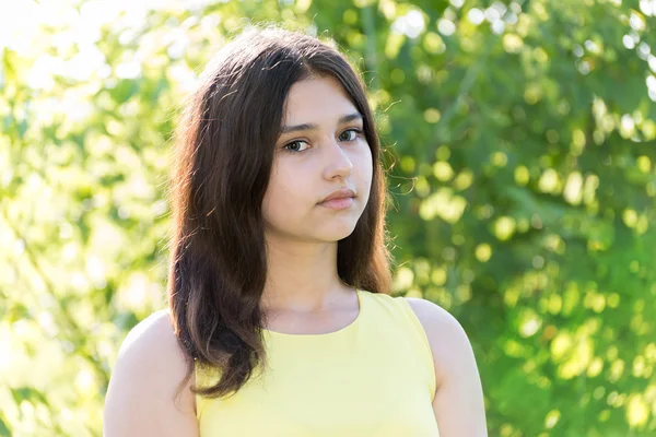 Porträt eines 14-jährigen Mädchens an einem sonnigen Tag im Freien — Stockfoto