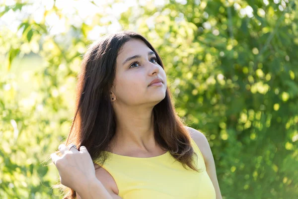 Fille de 14 ans regardant vers le haut en plein air le jour ensoleillé — Photo