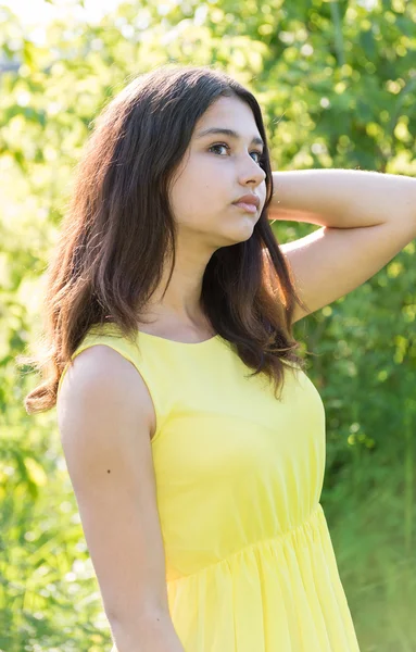Chica de 14 años mirando al aire libre en un día soleado —  Fotos de Stock