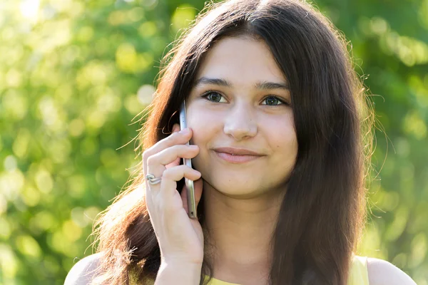 Ragazza carina che parla al telefono nel parco — Foto Stock