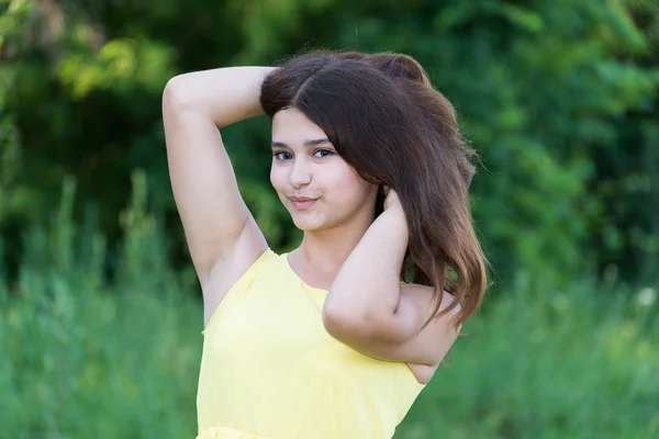 Menina bonita em vestido amarelo fora — Fotografia de Stock