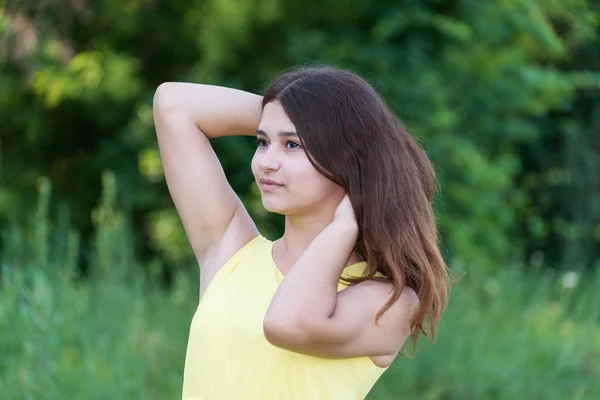 Vacker flicka i gul klänning utanför — Stockfoto