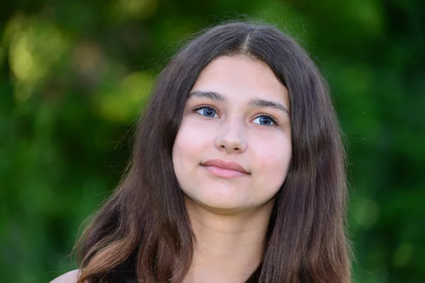 Porträt einer brünetten Teenagerin mit langen Haaren — Stockfoto