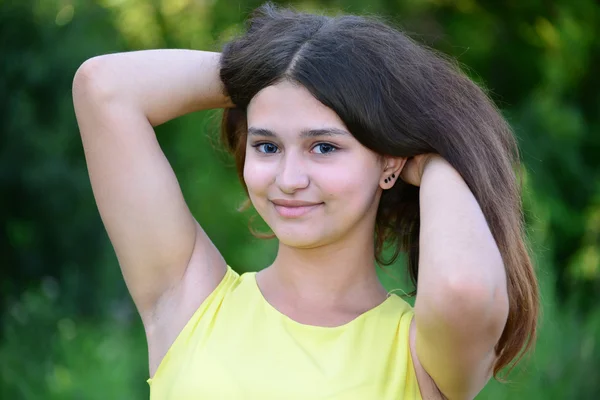 Adolescente chica 15 años en amarillo vestido en la naturaleza —  Fotos de Stock