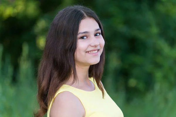 Portret cute teen dziewczyna na zewnątrz w lecie — Zdjęcie stockowe