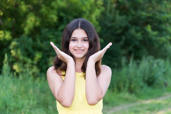 Jovem menina bonita jogando na natureza — Fotografia de Stock